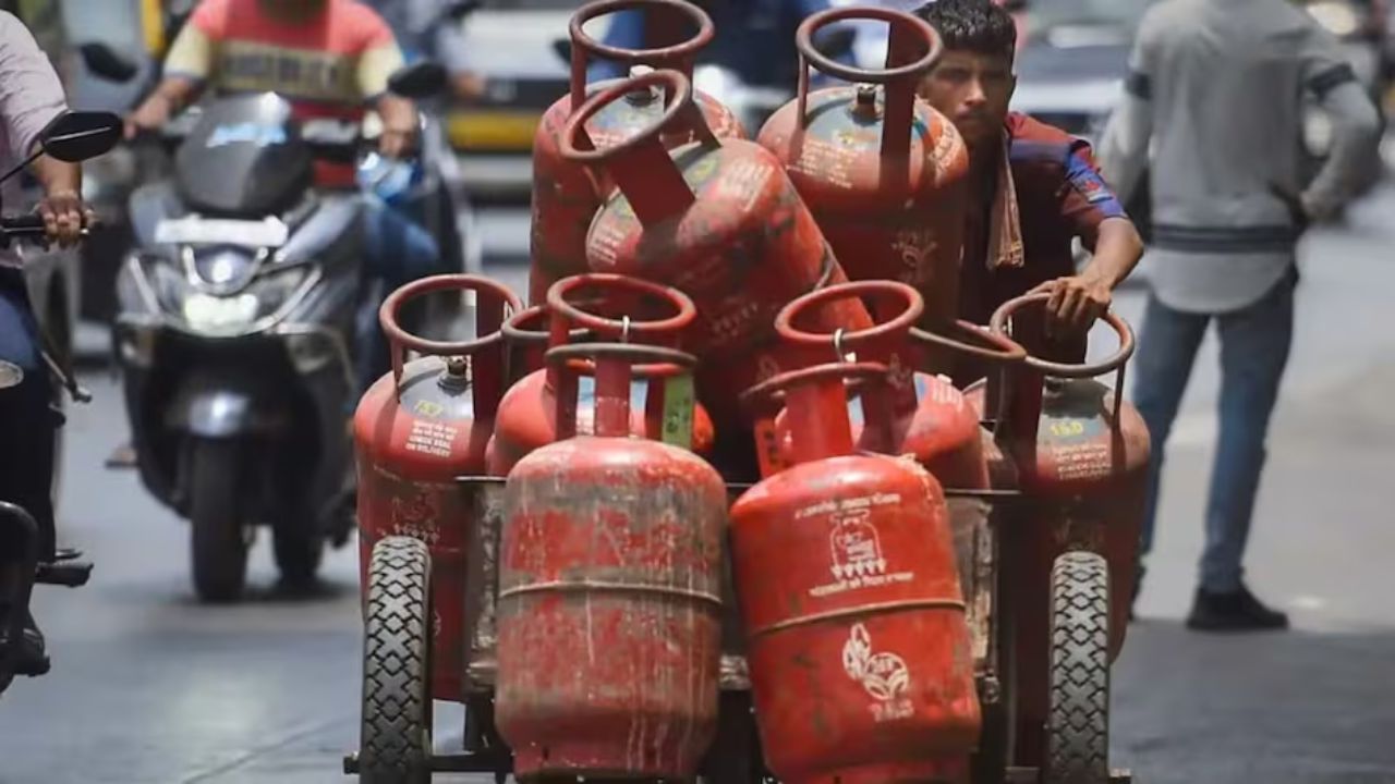 दिल्ली से मुंबई तक सस्ता हुआ LPG सिलेंडर, जानिए आपके शहर में नई कीमत