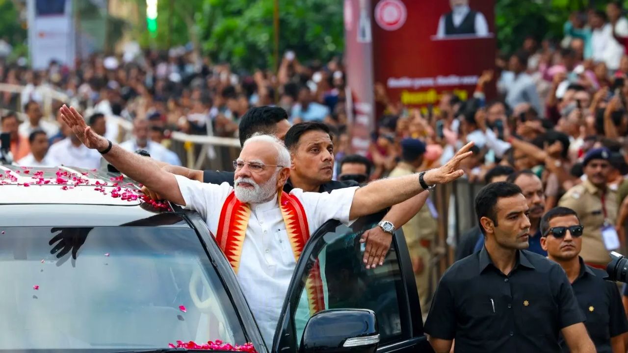 पीएम मोदी ने 'ई-विटारा' को दिखाई हरी झंडी, कहा - आत्मनिर्भर भारत और हरित भविष्य की दिशा में बड़ा कदम