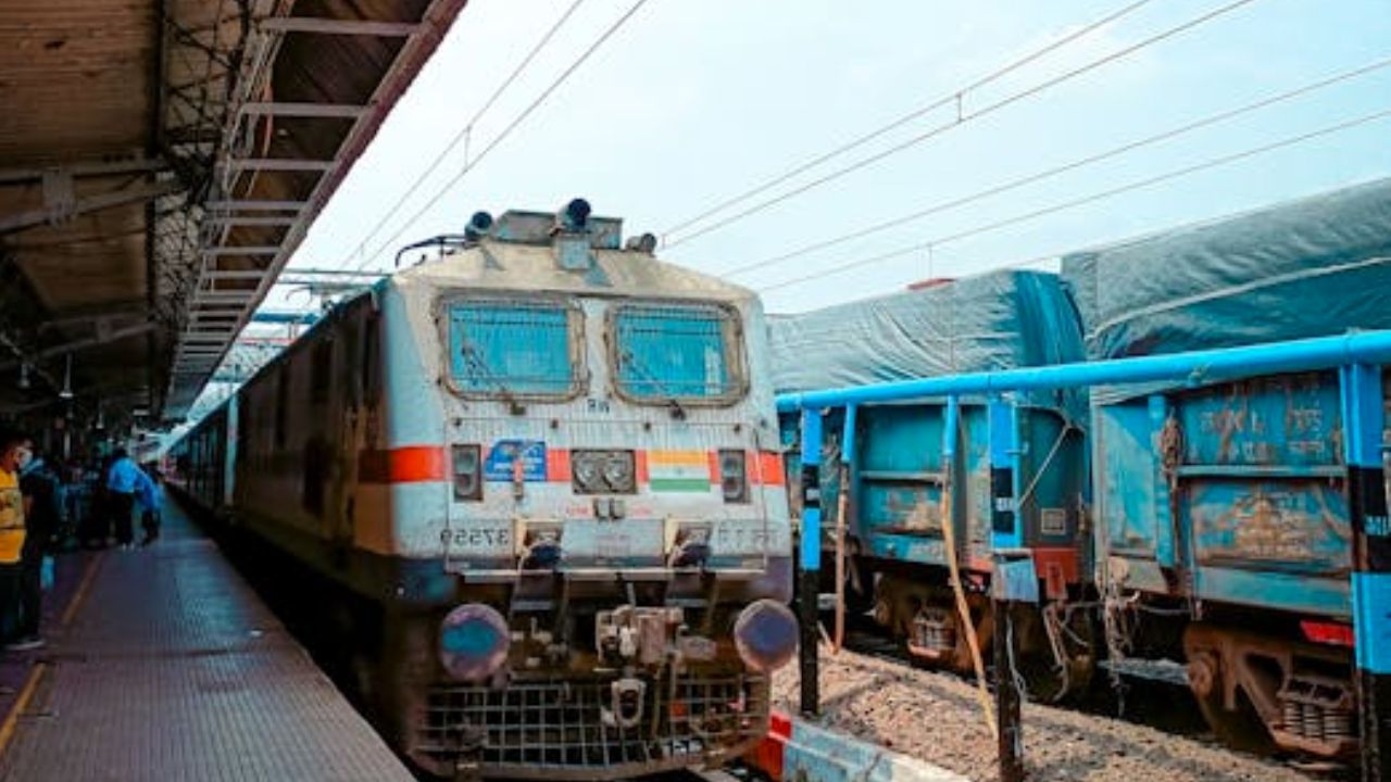 TT को ऑनलाइन टिकट दिखाने से पहले मोबाइल हो गया बंद, क्या अब लगेगा जुर्माना या उतरना पड़ेगा ट्रेन से...जानिए रेलवे के नियम