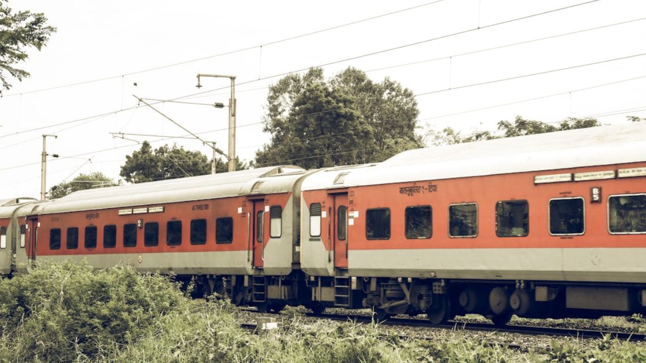 Railway Rules: रेलवे ने बदले एंट्री के नियम, बिना टिकट वालों की नहीं होगी स्टेशन पर एंट्री