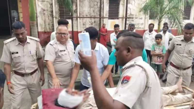 राजस्थान: दो गुटों की लड़ाई में भीड़ ने पुलिसकर्मियों की आंखों में मिर्च डालकर किया हमला, जानिए क्या है पूरा मामला