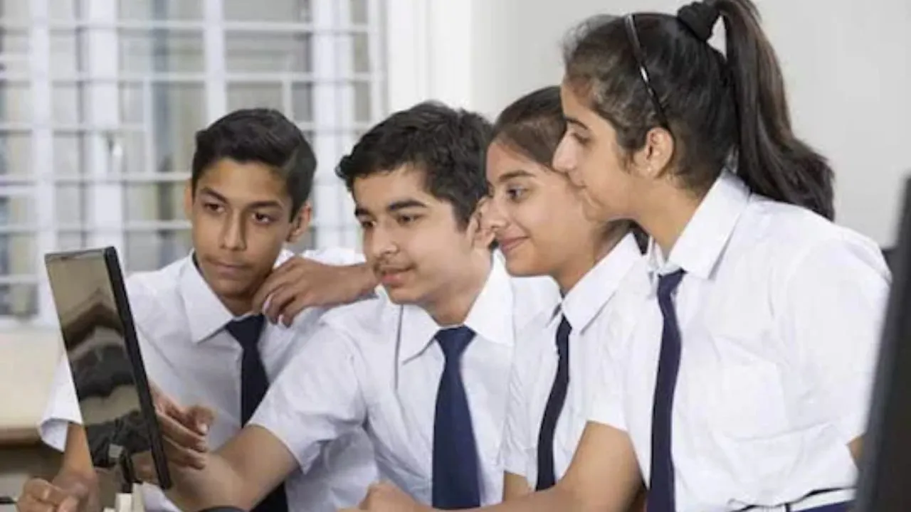 CBSE का बड़ा फैसला: इस साल 10वीं के दो बोर्ड एग्जाम, स्कूलों को भेजा नोटिस