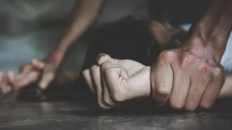 फेसबुक से दोस्ती कर होटल बुलाया... लड़की ने कपड़े उतारकर लड़के को बेहोश कर बनाई अश्लील वीडियो, कानूनी नोटिस भेजकर मांगे 10 लाख रुपए