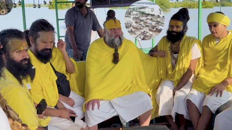 'यमुना मैया तूने क्या किया...', प्रेमानंद महाराज नाव पर सवार होकर बाढ़ का जायजा लेने निकले, वृंदावन का हाल देख हुए भावुक