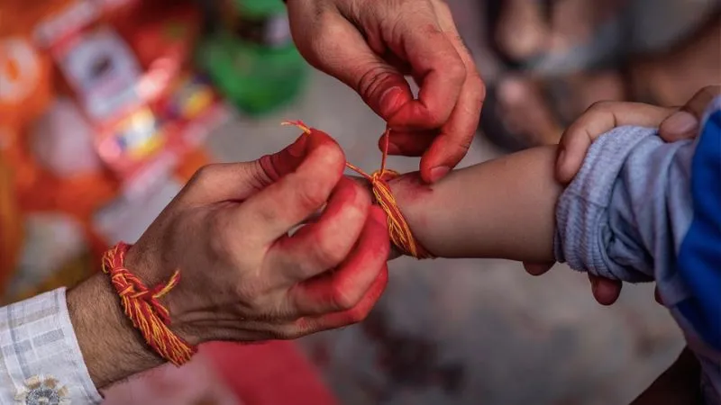 कलावा बांधते समय न करें ये 5 गलतियां, वरना आ सकती है जीवन में मुश्किल, हो सकती है अनहोनी