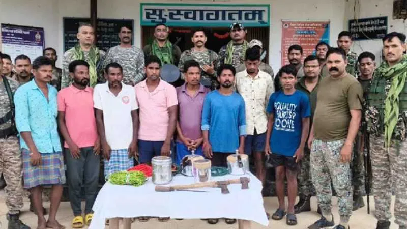 बीजापुर में सुरक्षाबलों को मिली बड़ी सफलता, छह इनामी समेत 26 नक्सली गिरफ्तार, भारी मात्रा में विस्फोटक और प्रचार सामग्री बरामद