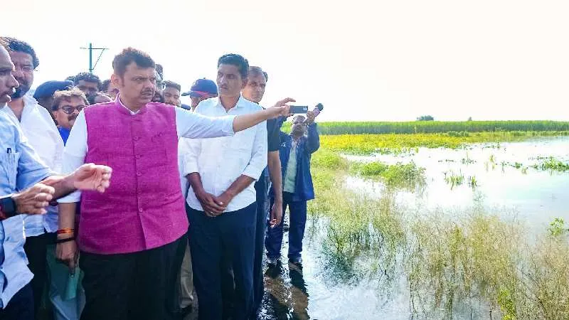 CM फडणवीस का सोलापुर दौरा, दिवाली से पहले बाढ़ प्रभावितों को मिलेगी मदद, किसानों की सहायता होगी प्राथमिकता