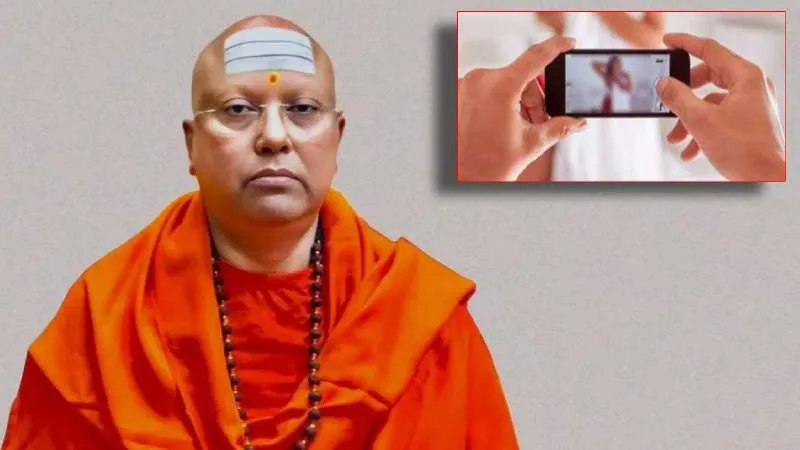 बाबा चैतन्यानंद का काला सच सामने आया, मोबाइल से मिली एयर होस्टेस की तस्वीरें और लड़कियों की चैट्स