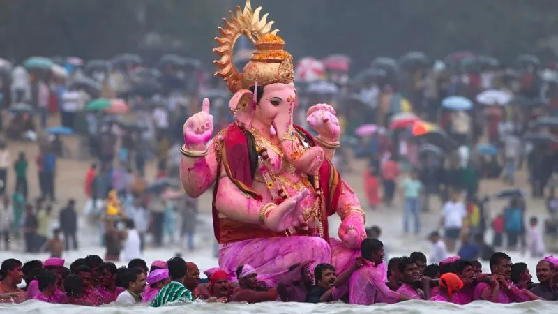 मुंबई में गणपति विसर्जन के दौरान बड़ा हादसा, हाईटेंशन तार गिरने से एक की मौत और 5 लोग गंभीर रूप से झुलसे, पुलिस कर रही जांच