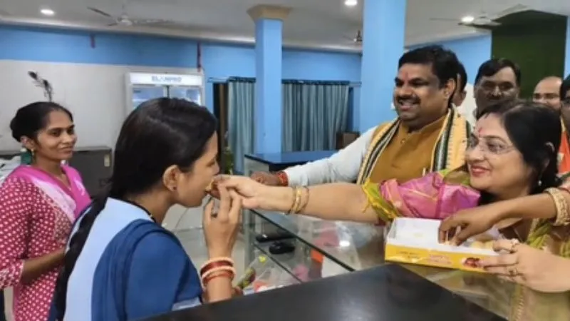 छत्तीसगढ़: बालोद में 'GST बचत उत्सव' की धूम, शिक्षा मंत्री ने बाजार में बांटीं मिठाइयां, PM मोदी का जताया आभार