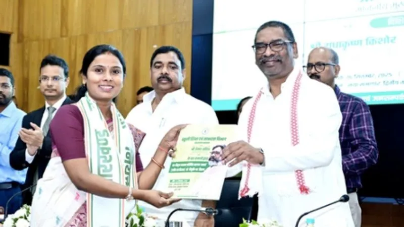 CM हेमंत सोरेन ने 301 सहायक शिक्षकों को सौंपे नियुक्ति पत्र, कहा- सरकारी स्कूलों में मिलेगी गुणवत्तापूर्ण शिक्षा