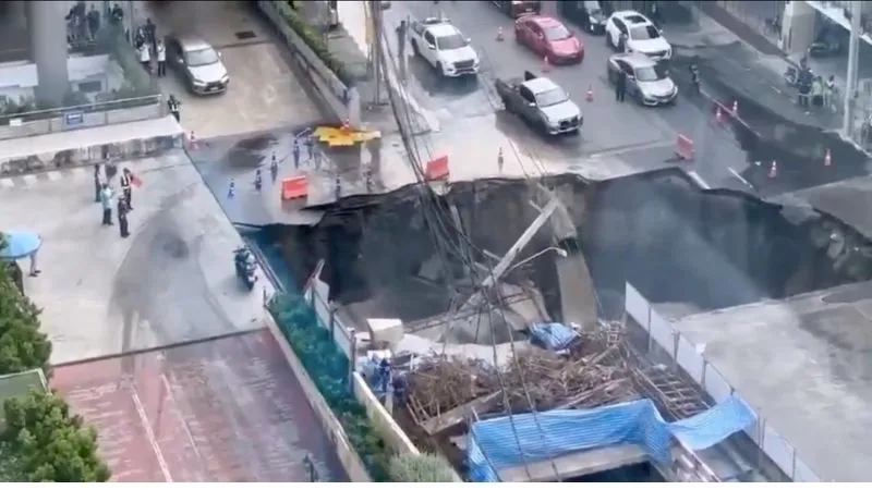 पलक झपकते ही डरावना हादसा, दौड़ती गाड़ियों की थम गई रफ्तार, ‘पाताललोक’ बनी बैंकॉक की सड़का का वीडियो देख अटक जाएगीं सांसें