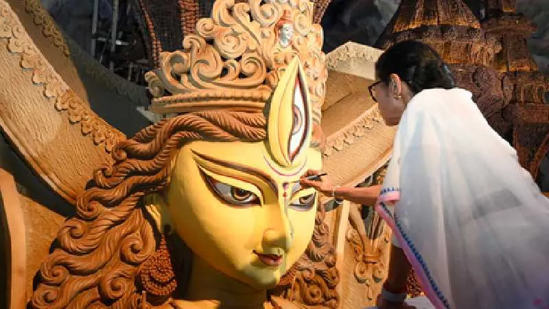 सीएम ममता बनर्जी ने दी नवरात्रि की शुभकामनाएं, दुर्गा पूजा पंडालों का किया उद्घाटन