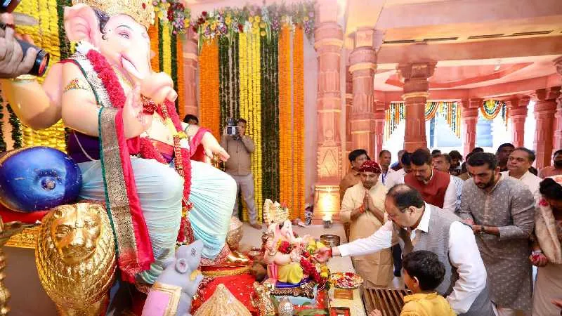 मुंबई: जे. पी. नड्डा और देवेंद्र फडणवीस ने मुंबई में स्वामीनारायण मंदिर के दर्शन किए, देशवासियों के लिए सुख, शांति और समृद्धि की कामना की