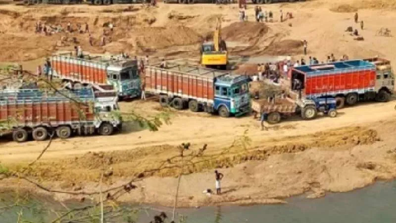राजस्थान: करौली में अवैध खनन पर बड़ी कार्रवाई, 2,790 टन बजरी, विस्फोटक और मशीनरी जब्त, दो आरोपी गिरफ्तार