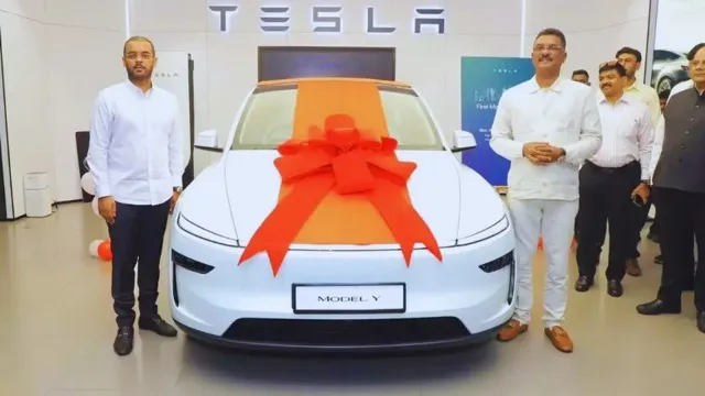 भारत में Tesla की पहली कार हुई डिलीवर, महाराष्ट्र के मंत्री बने पहले ग्राहक, जानिए कितनी है क़ीमत