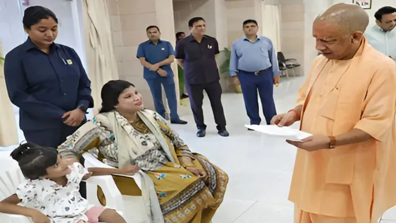 'मेरा एडमिशन करा दीजिए डॉक्टर बनना है...', 'जनता दर्शन' में बच्ची को देख सीएम योगी खूब मुस्कुराए, सवाल सुनते ही दी चॉकलेट, देखें Video