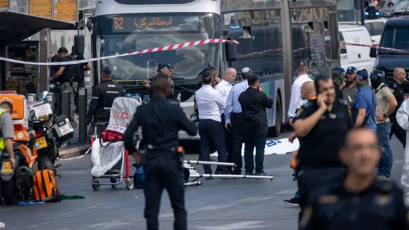 इजरायल की राजधानी यरुशलम में आतंकी हमला, 5 की मौत 15 घायल, 2 हमलावर पुलिस मुठभेड़ में ढेर, देखिए रोंगटे खड़े कर देने वाली VIDEO