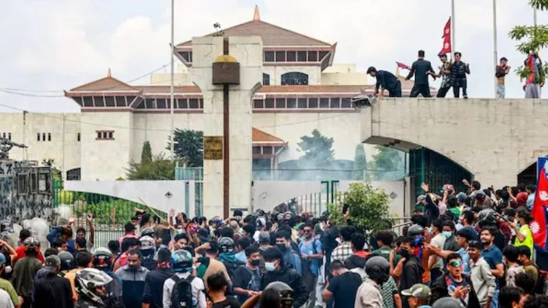 नेपाल में चल रहे विरोध-प्रदर्शन से भारत के 5 राज्य अलर्ट मोड पर... बढ़ते बवाल के बीच गृहमंत्री ने सौंपा इस्तीफा, मौत का आंकड़ा 20 के पार