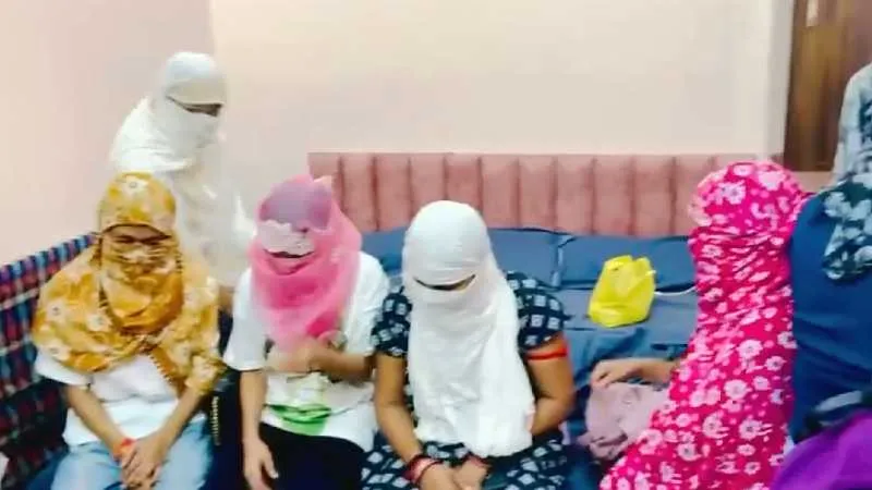 वाराणसी: होटल में सेक्स रैकेट का भंडाफोड़, 9 महिलाएं समेत 17 गिरफ्तार, आपत्तिजनक सामग्री और दवाएं बरामद