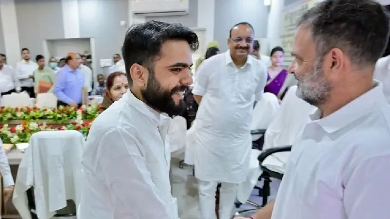 पिता ने रोका काफिला, बेटे ने मिलाया राहुल गांधी से हाथ... यूपी की सियासत से सामने आई गजब की तस्वीर, बनी चर्चा का विषय