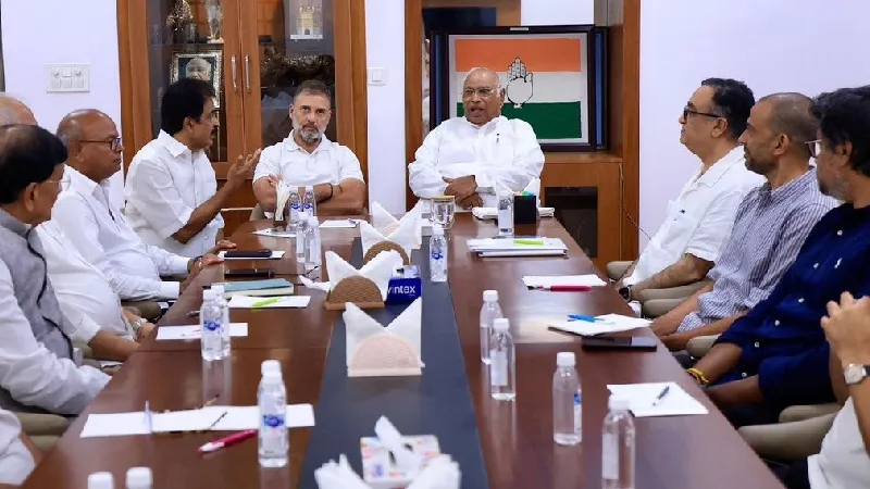 बिहार चुनाव के लिए कांग्रेस की नई रणनीति तैयार... राहुल गांधी-खरगे ने पार्टी नेताओं संग की बैठक, जानें पूरा प्लान