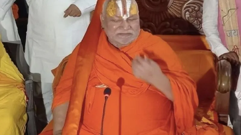 नेपाल से लेकर योगी के गढ़ तक, स्वामी रामभद्राचार्य की चौंकाने वाली भविष्यवाणी