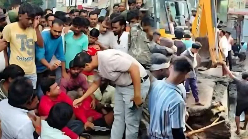 झारखंड के गिरिडीह में बड़ा हादसा... दो साल के मासूम की नाले में बहकर मौत, प्रशासन के खिलाफ सड़क पर उतरे लोग