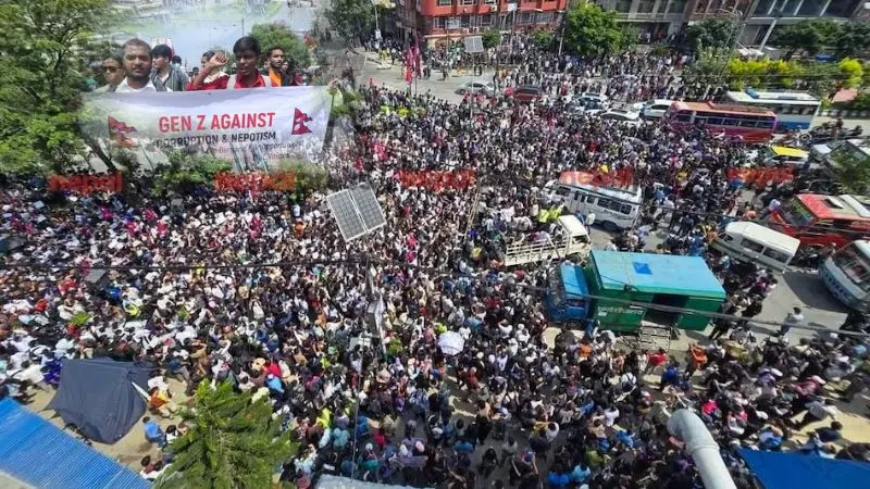 नेपाल में सोशल मीडिया पर बैन को लेकर बवाल, संसद में घुसे हजारों युवा, देखते ही गोली मारने के आदेश, देशभर में फैला प्रदर्शन
