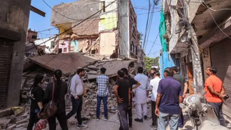 जयपुर में जर्जर मकान ढहा, एक महिला की मौत, दूसरी घायल, बचाव में देरी से लोगों में गुस्सा