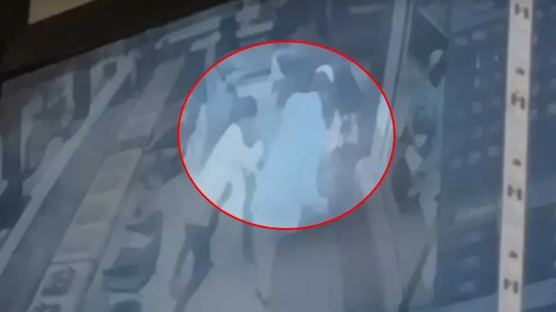 जमशेदपुर में दिनदहाड़े ज्वेलरी शॉप पर हथियारबंद डाका, लाखों के जेवरात लूटे, दुकान मालिक को पीटकर किया घायल