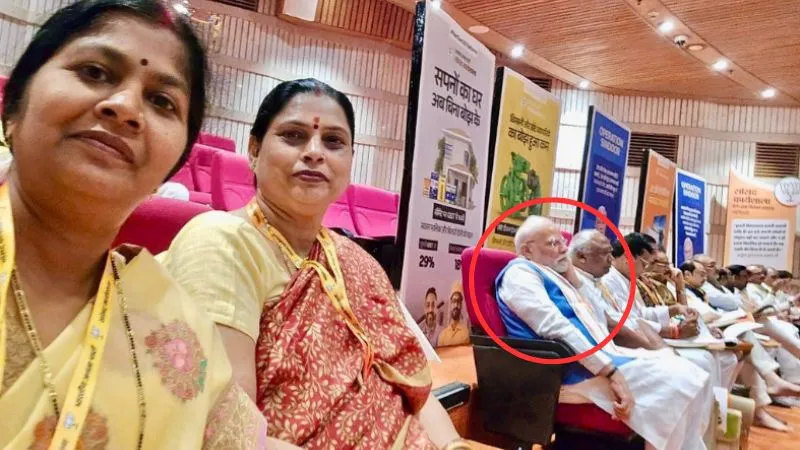 दिल्ली में BJP की कार्यशाला में दिखा अनोखा नजारा, सामान्य कार्यकर्ता की तरह आखिरी कतार में बैठे दिखे PM मोदी