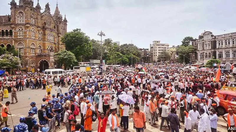 मराठा आरक्षण आंदोलन : मुंबई पुलिस का बड़ा एक्शन, प्रदर्शनकारियों के खिलाफ कई थानों में मुकदमा दर्ज