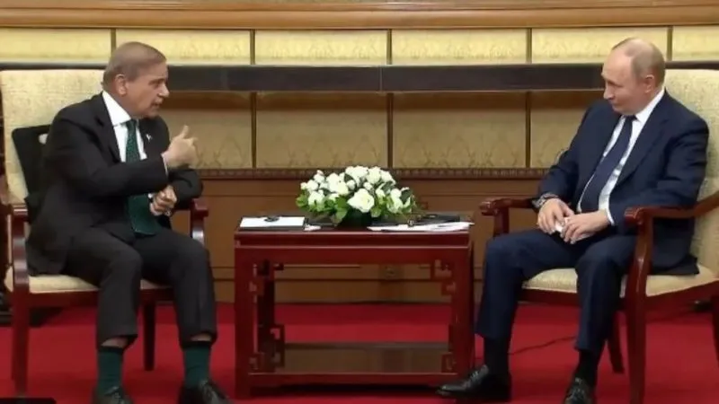 पुतिन के सामने फिर शर्मसार हुए शहबाज शरीफ, 25 करोड़ पाकिस्तानियों की करा बैठे बेइज्जती, मुस्कुराते रहे रूसी राष्ट्रपति