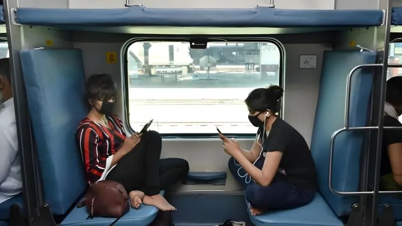 RAC टिकट वालों के लिए राहत की खबर! चलती ट्रेन में ऐसे मिल सकती है पूरी सीट