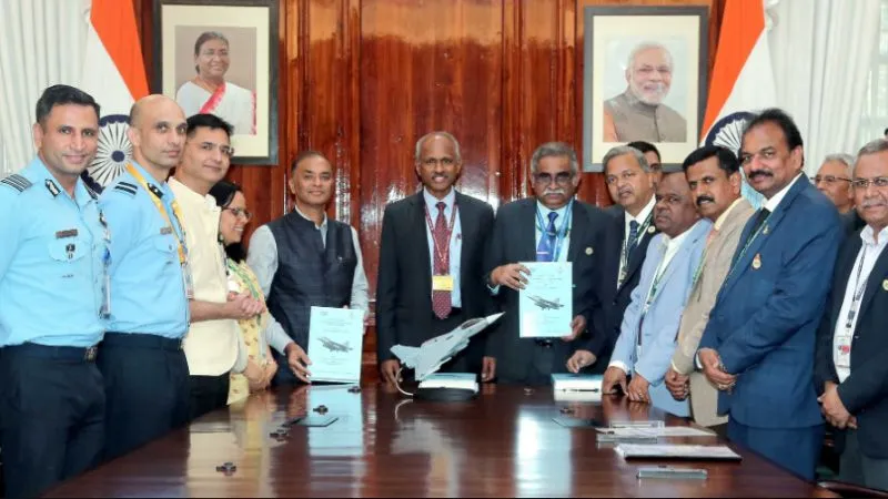 भारतीय वायुसेना की सबसे बड़ी डील डन, मिलेंगे 97 तेजस फाइटर जेट, जानें चीन-पाक के आंकड़े