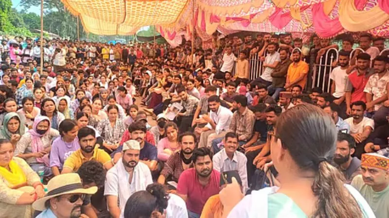 UKSSSC Paper Leak: पत्रकार के साथ मारपीट के बाद अब सीबीआइ जांच व पेपर निरस्त की मांग पर अड़ा बेरोजगार संघ