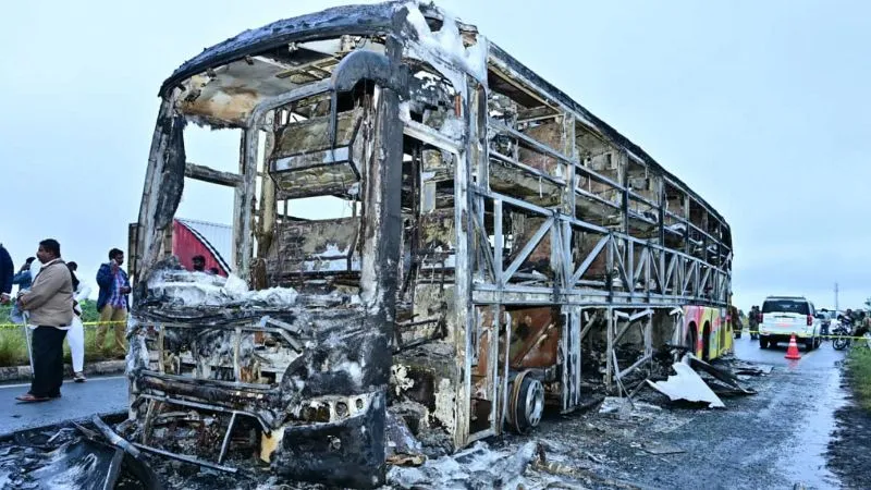 234 मोबाइलों ने छीन ली 20 लोगों की जिंदगी! आंध्र प्रदेश 'बस अग्निकांड' को लेकर चौंकाने वाला दावा, फरार ड्राइवर पर एक्शन