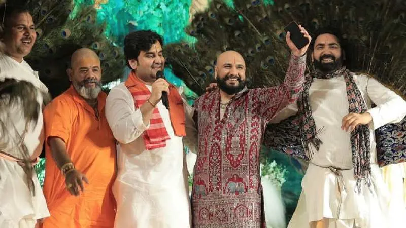 भक्ति में लीन बी प्राक, इंद्रेश महाराज संग खेला डांडिया, कहा- जिंदगी का बेहतरीन अनुभव