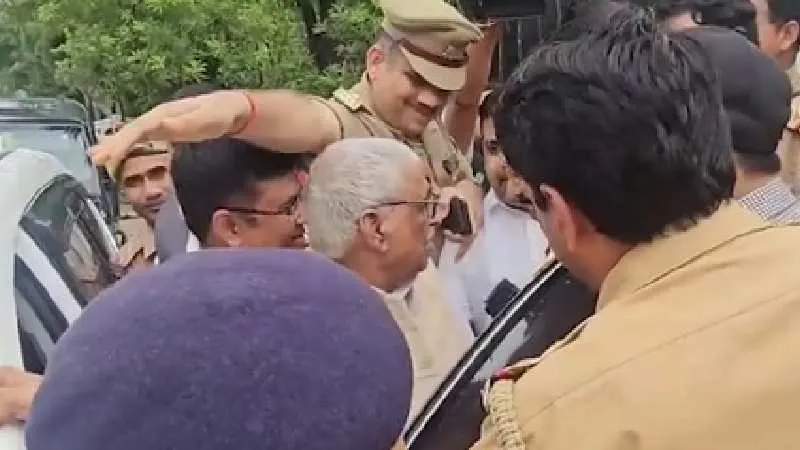 बरेली विवाद पर सियासी टकराव, सपा प्रतिनिधिमंडल को रोका, प्रशासन ने राजनीतिक प्रवेश पर लगाई रोक