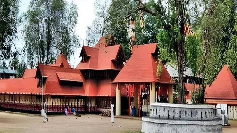 केरल में स्थित इस मंदिर में मां काली को प्रसन्न करने के लिए भक्त खेलते हैं रक्त की होली, देते हैं गालियां!