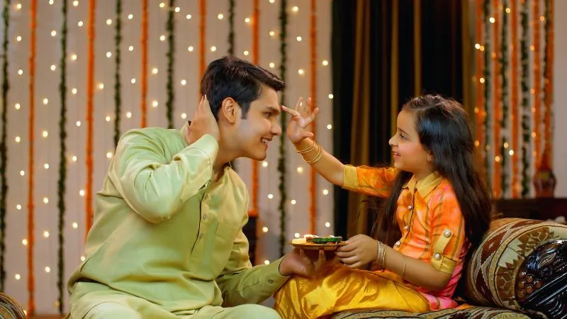 Bhai Dooj Special: भाई दूज पर करें ये 4 चमत्कारी मंत्रों का जाप, हर संकट से सुरक्षित रहेगा आपका भाई!