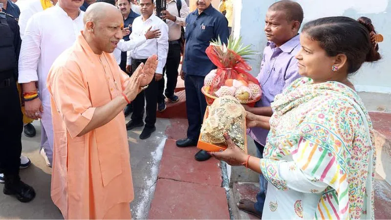 CM योगी ने अयोध्या की निषाद बस्ती में घर-घर जाकर बांटीं मिठाइयां और फलों की टोकरी, बच्चों को दिए दिवाली गिफ्ट