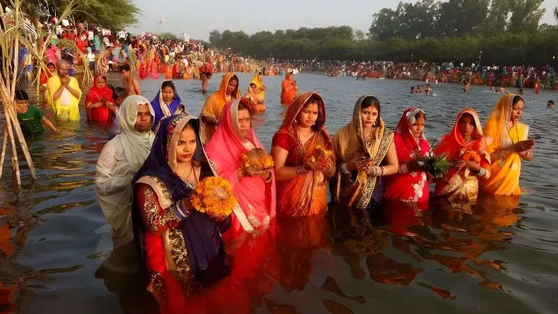 छठ महापर्व के पीछे छिपी कर्ण की रोचक कहानी, असुर पिता, सूर्यदेव और एक अनोखा वरदान