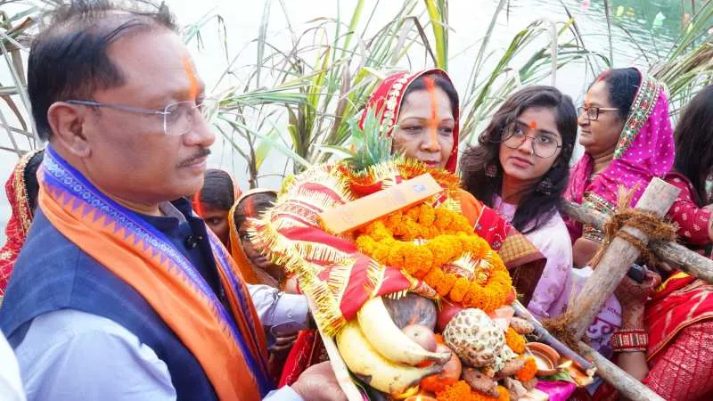 छत्तीसगढ़ में आस्था का उत्सव, सीएम विष्णु देव साय ने श्रद्धालुओं संग अर्पित किया सूर्योदय अर्घ्य