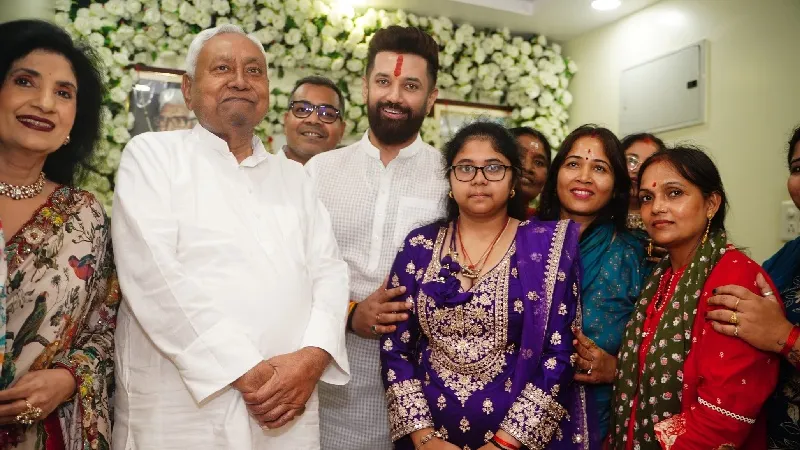 छठ पर राजनीतिक मिलन... घर पहुंचे नीतीश कुमार तो चिराग पासवान ने पैर छूकर लिया आशीर्वाद, कहा- धन्यवाद, जो आप आए