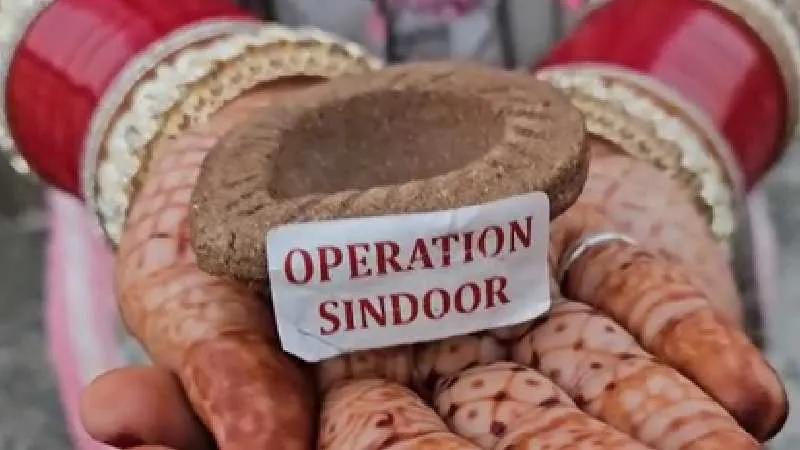 दीपावली पर 'ऑपरेशन सिंदूर' का रंग, जम्मू-कश्मीर की महिलाएं बना रही हैं देशभक्ति दीपक