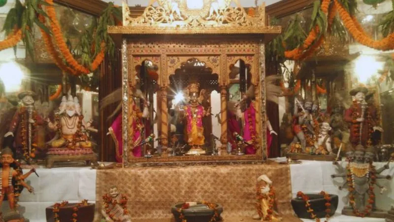 300 साल पुराना ऐसा चमत्कारी मंदिर जो सिर्फ धनतेरस पर खुलता है, भगवान को लगता है जड़ी-बूटियों का भोग, बड़े से बड़ा रोग होता है दूर!