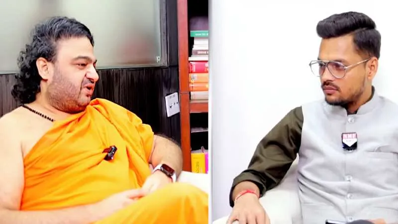 मौलवियों ने डराकर मुस्लिम लड़कों को पकड़ाए पत्थर, अब Yogi की मार सह नहीं पा रहे ! Swami Dipankar