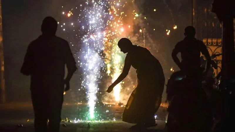 दिल्ली में पटाखा विक्रेताओं पर पुलिस की ताबड़तोड़ छापेमारी, भारी मात्रा में पटाखे जब्त, 32 लोग गिरफ्तार